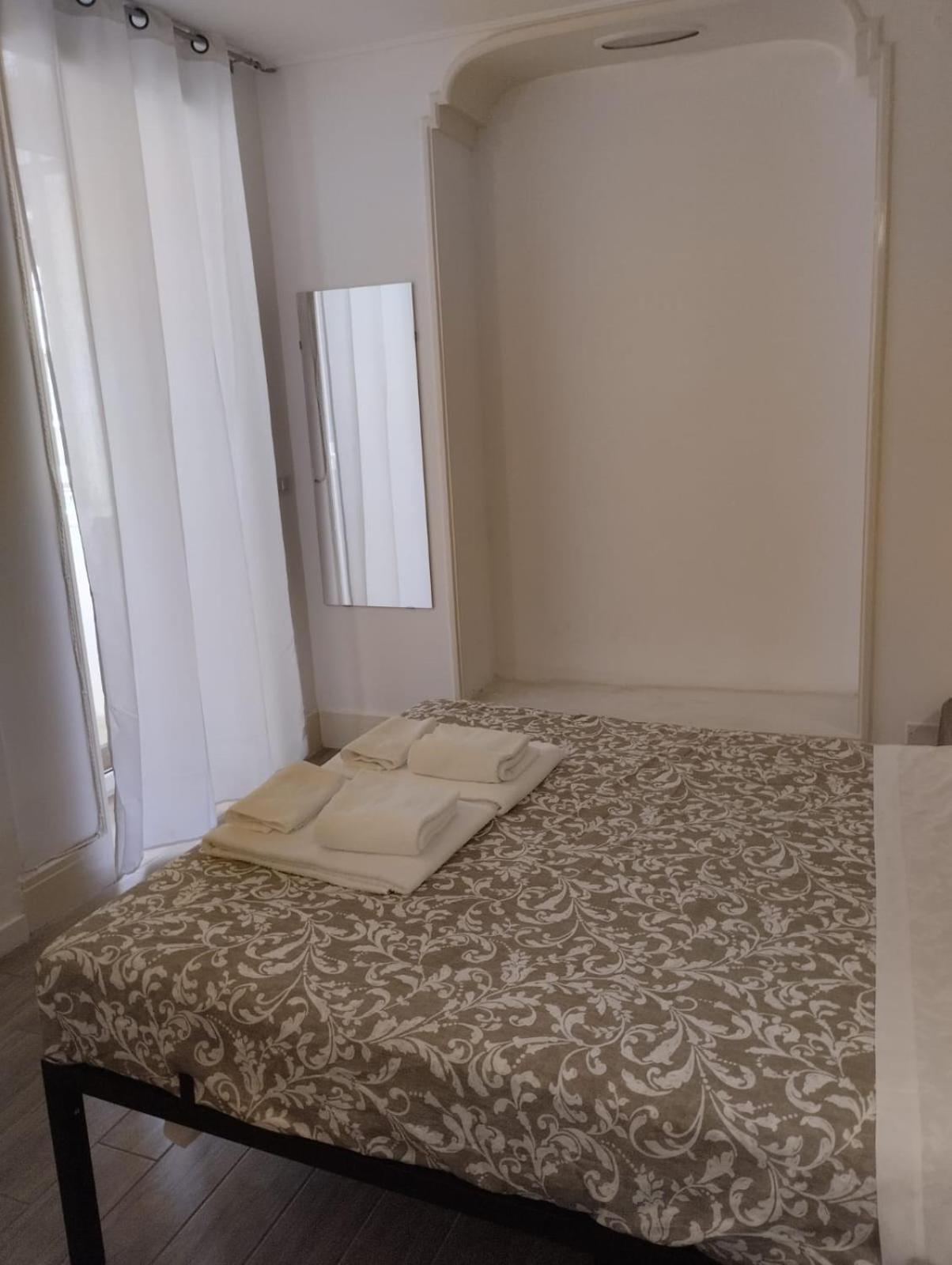 Residence E Appartamenti Cavallerizza ナポリ エクステリア 写真